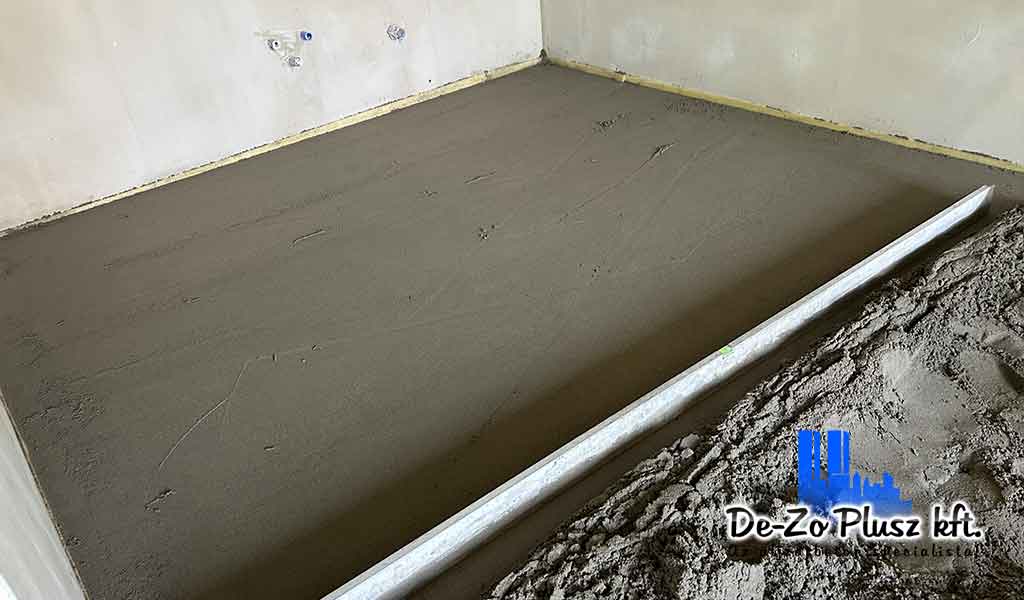 Frissen simított estrich beton aljzat, teljesen sík és burkolásra kész felület, tökéletes alap padlóburkolatokhoz.