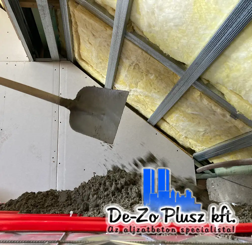 Estrichbeton bedolgozása vörös padlófűtés csövek fölött beltéri estrich aljzatkészítés során