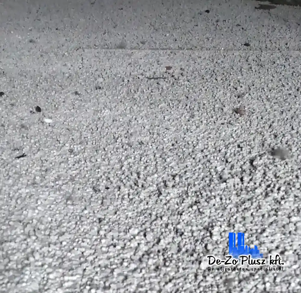 Frissen simított polisztirol beton felület közelről, egyenletes textúrával és homogén szerkezettel, építőipari fotó.